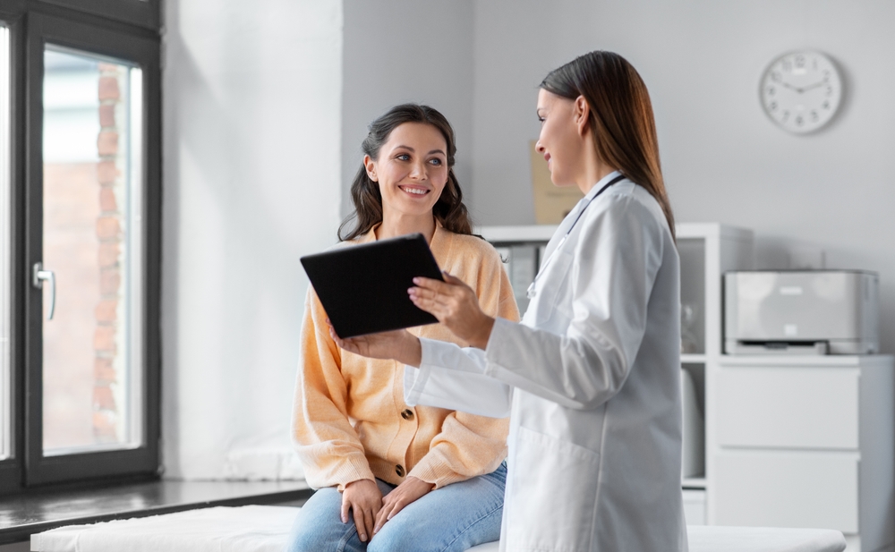 Medicine,,Healthcare,And,People,Concept,-,Female,Doctor,With,Tablet Cirurgia de hérnia